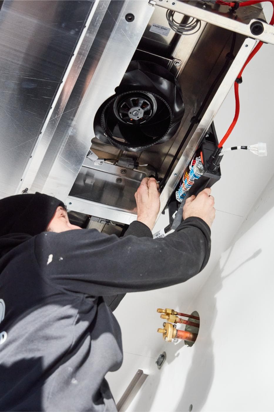 Een technicus van Westcool aan het werk aan een open verdamper in een koellaadruimte
